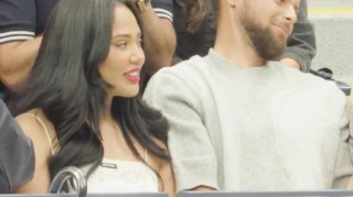 九游体育APP-库里夫妇和老库里现身美网决赛 库里被惊出表情包 阿耶莎妆容绝美