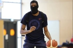 九游体育首页-你热不热？杜兰特今日戴着忍者头套训练