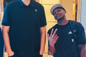 九游体育官网-爱德华兹放话要隔扣姚明来致敬！森林狼官方转发：只有他敢这么说